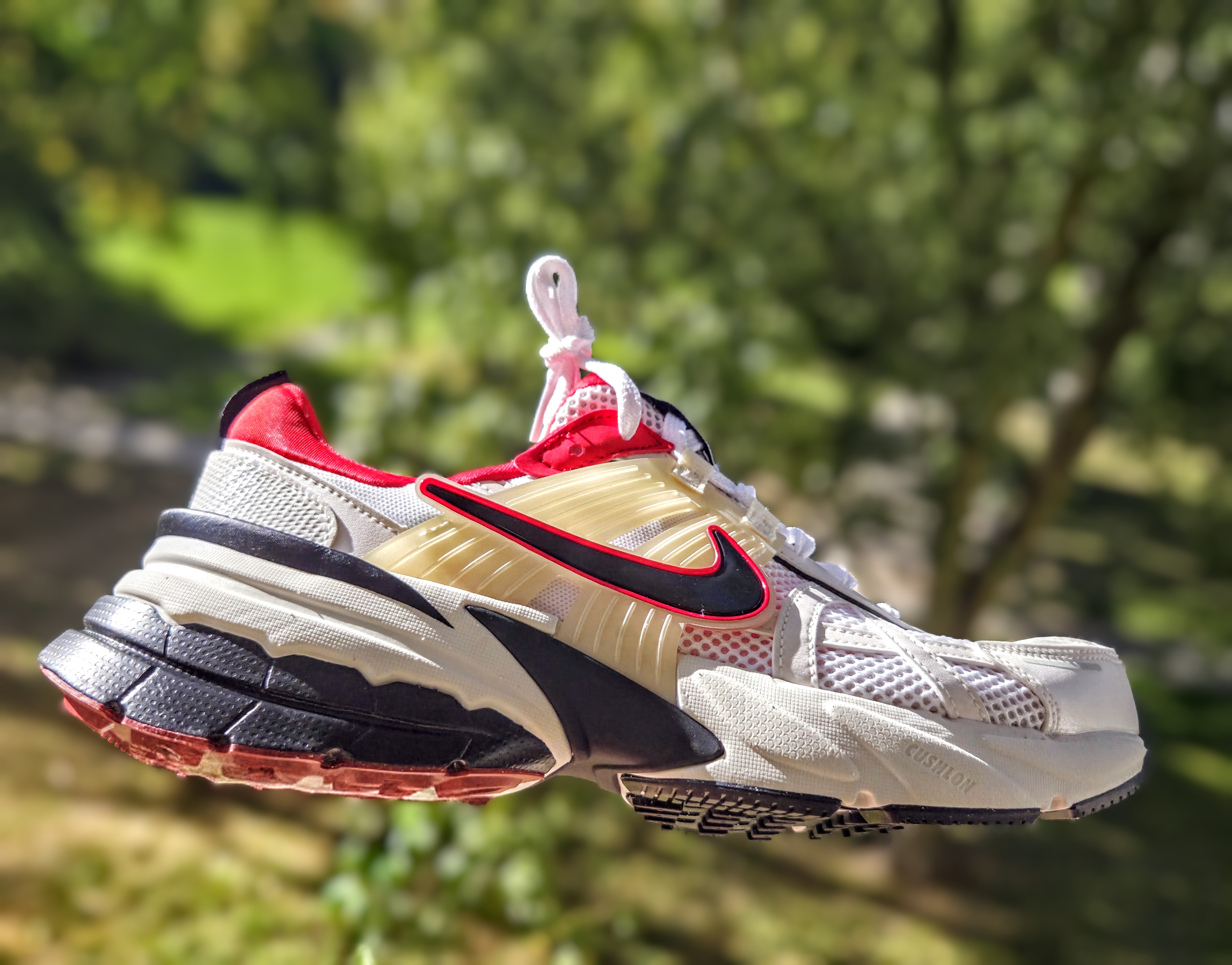 Nike sportovní tenisky, bílé s červenými a černými detaily – fotografie 1