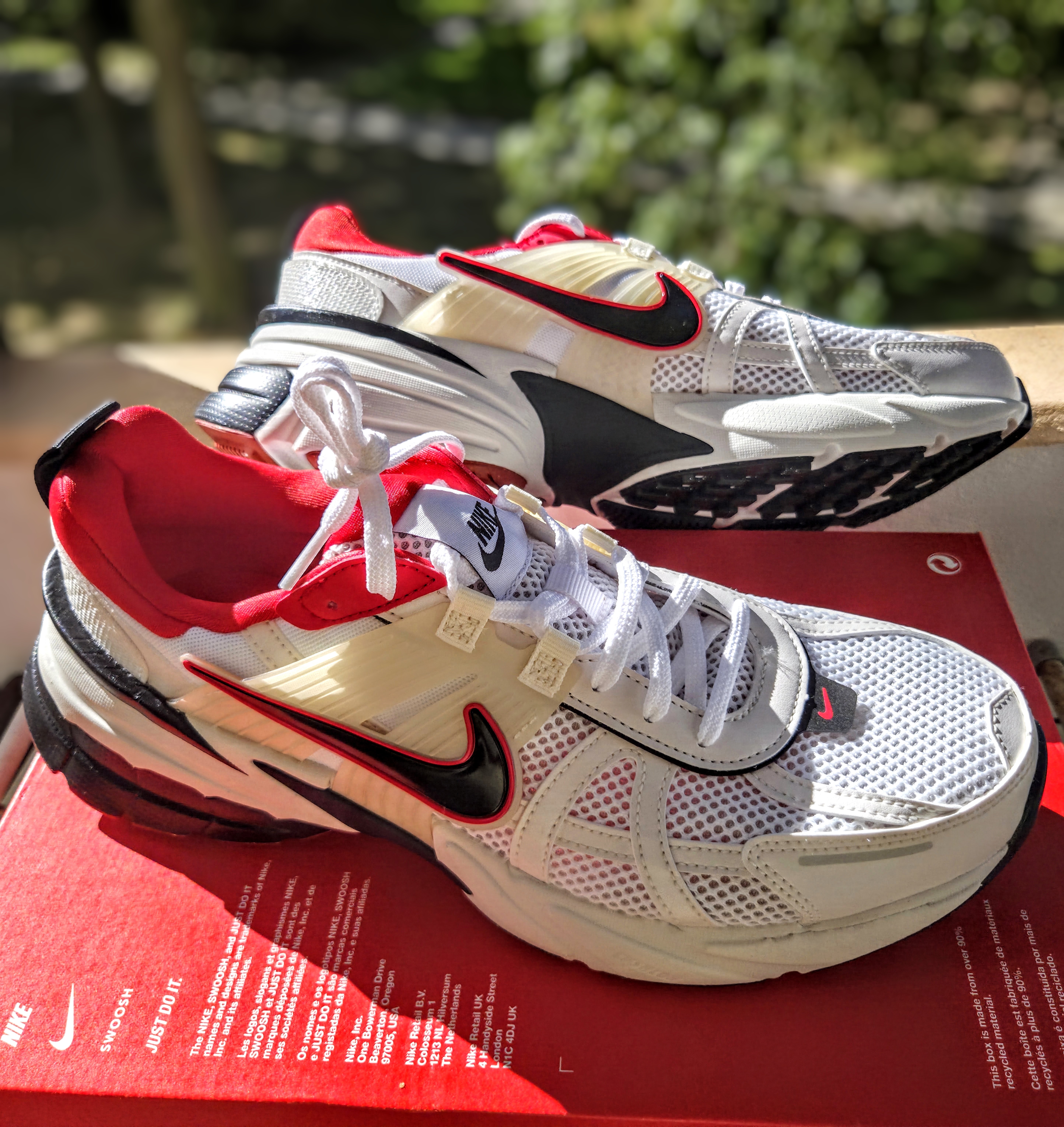 Nike sportovní tenisky, bílé s červenými a černými detaily – fotografie 2