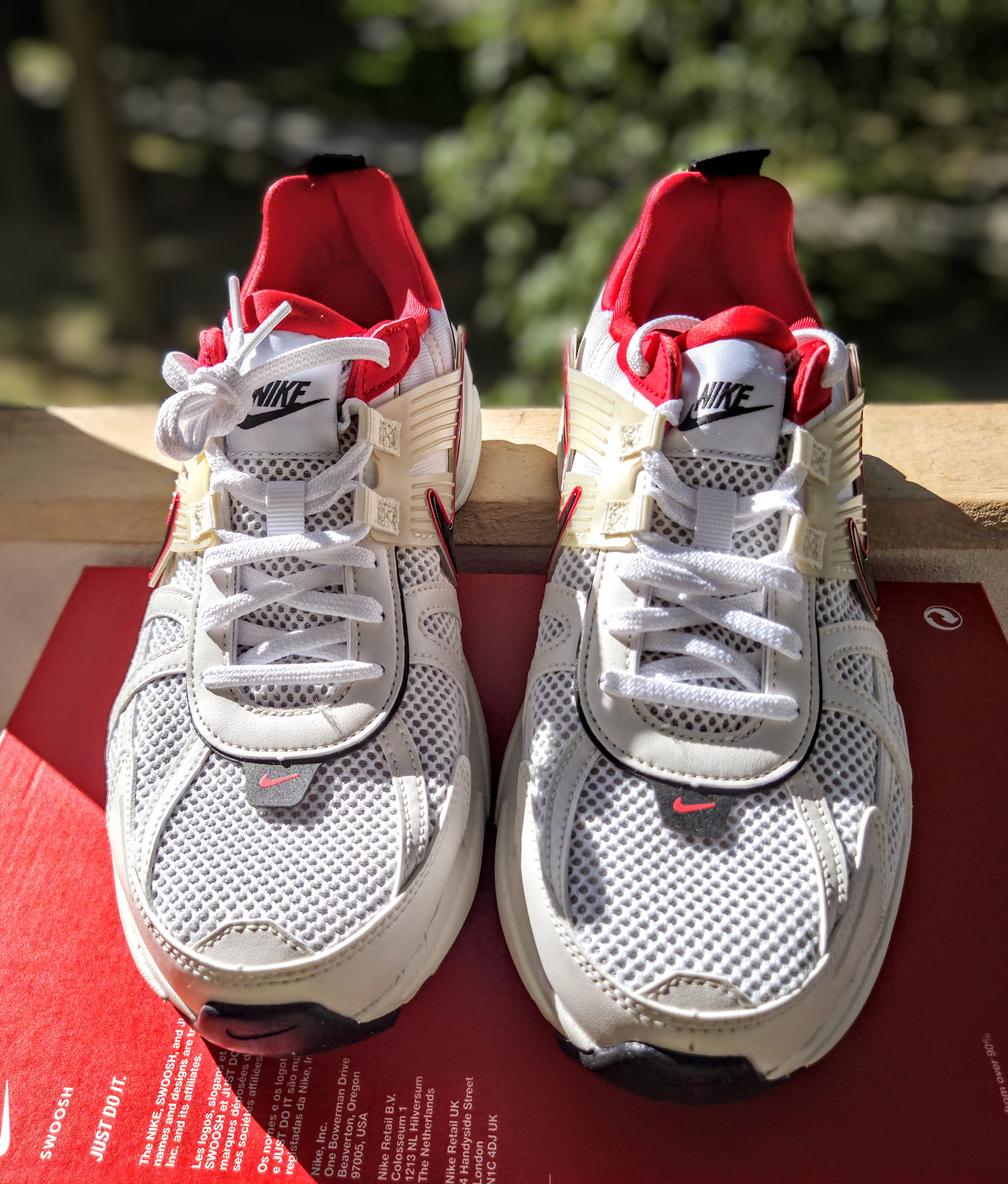 Nike sportovní tenisky, bílé s červenými a černými detaily – fotografie 3