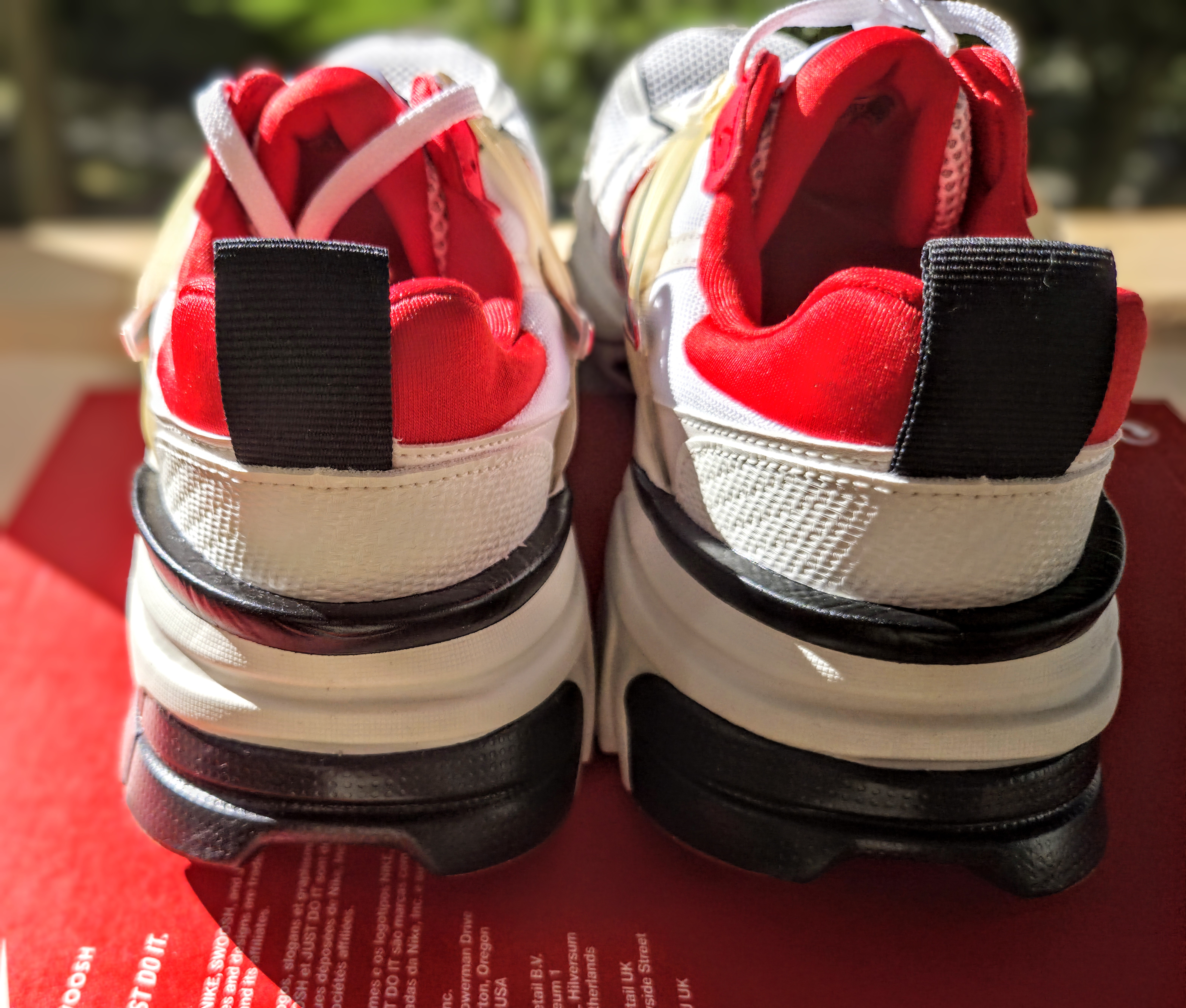 Nike sportovní tenisky, bílé s červenými a černými detaily – fotografie 5