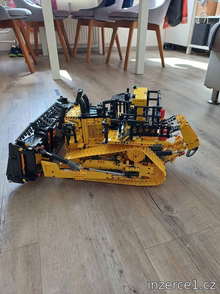 Buldozer Cat D11 od Lego Technic – fotografie 4
