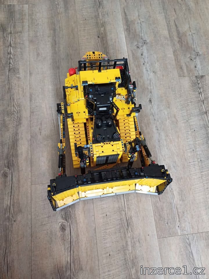 Buldozer Cat D11 od Lego Technic – fotografie 2