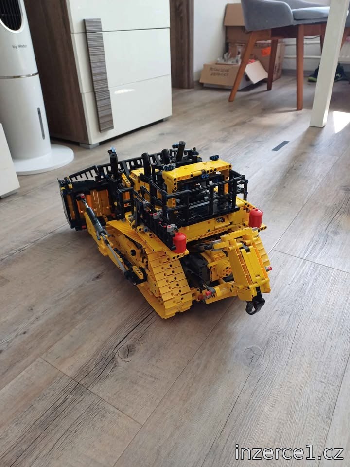 Buldozer Cat D11 od Lego Technic – fotografie 5