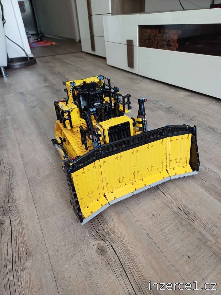 Buldozer Cat D11 od Lego Technic – fotografie 1